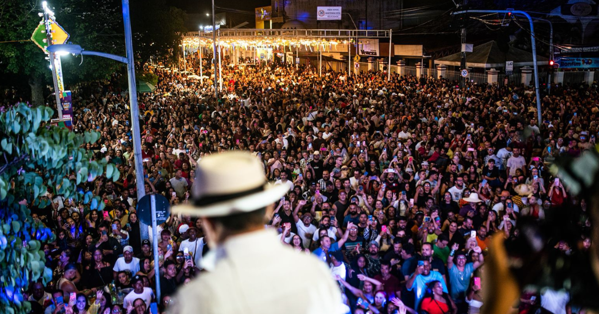 Alcymar Monteiro arrasta multidão em noite memorável pelos 140 anos de Senhor do Bonfim